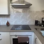 Апартаменты Urban Retreat - & Free Parking *